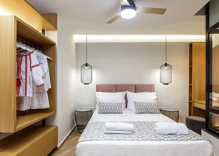 Queen Stella Luxury Homes - Adults Only!