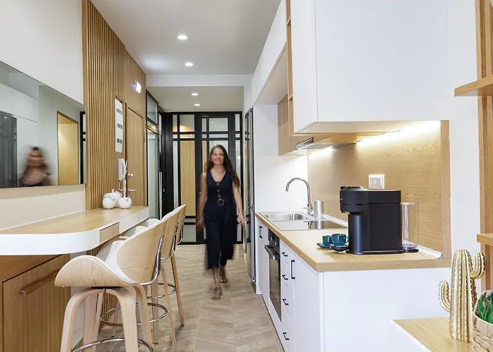 Queen Stella Luxury Homes - Adults Only! *